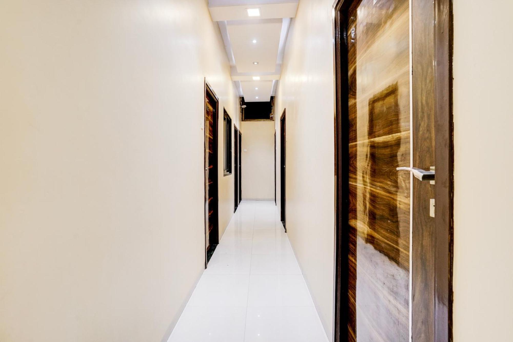 Airport Metro Hotel Мумбаи Экстерьер фото