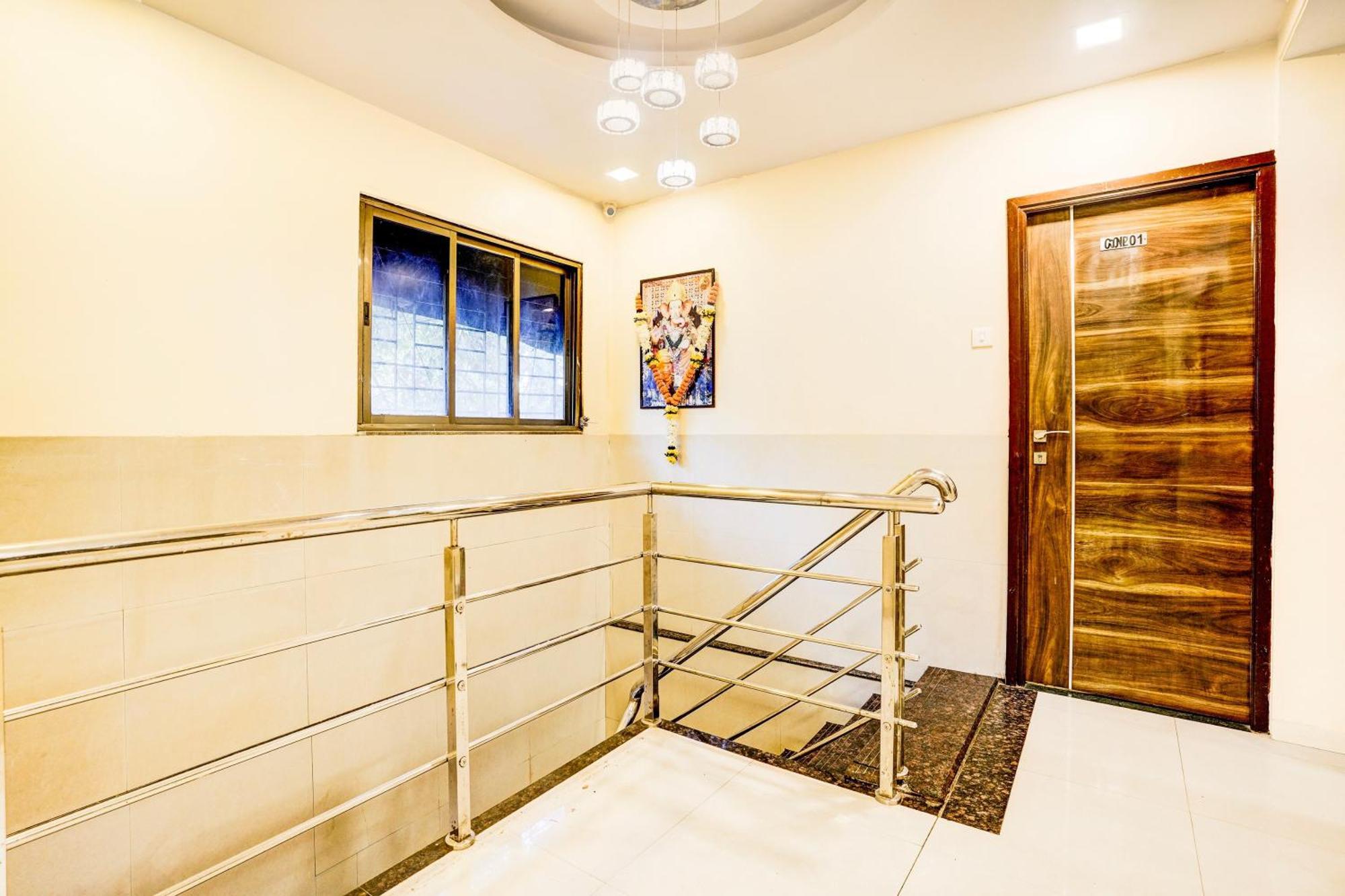 Airport Metro Hotel Мумбаи Экстерьер фото