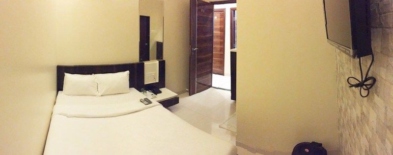Airport Metro Hotel Мумбаи Экстерьер фото