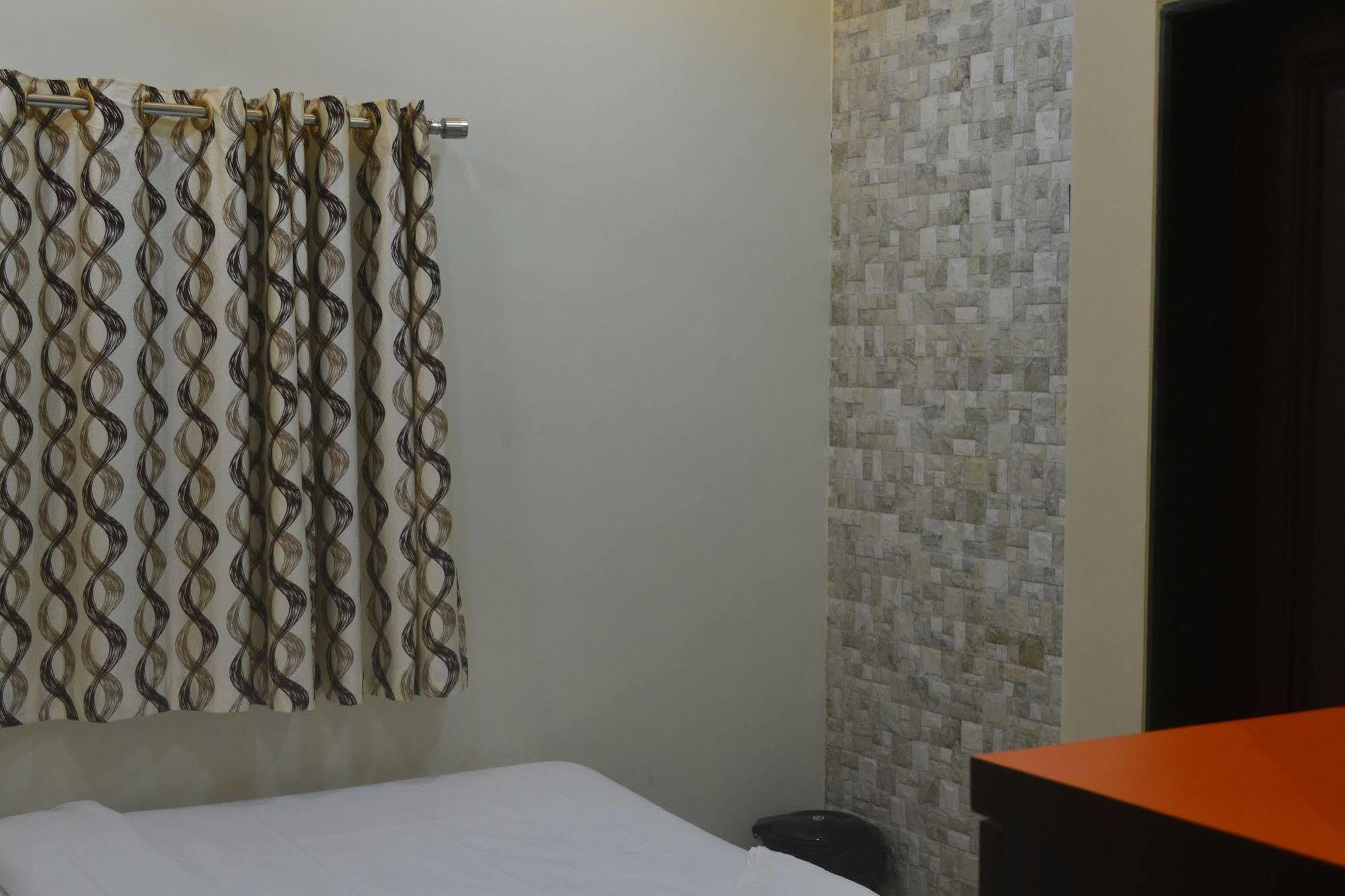 Airport Metro Hotel Мумбаи Экстерьер фото