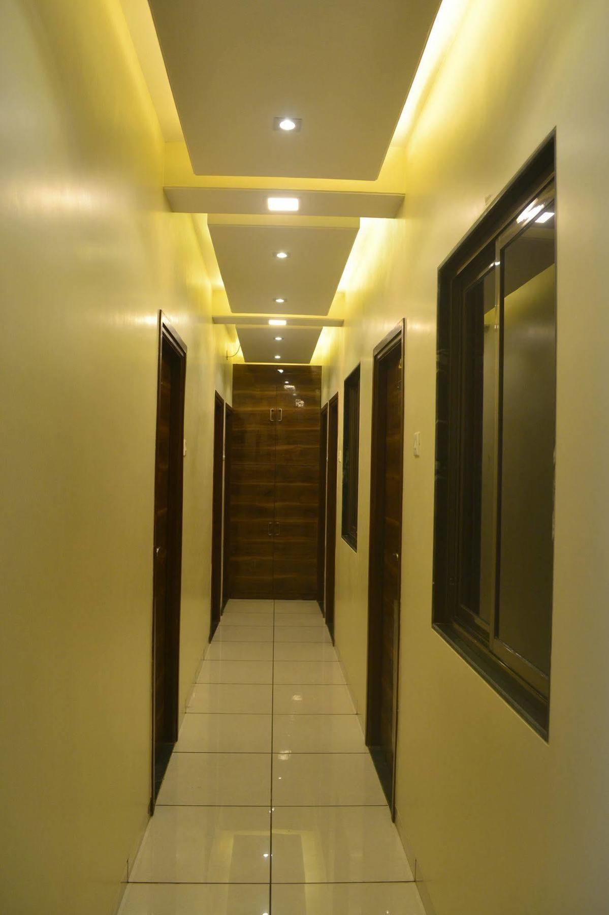 Airport Metro Hotel Мумбаи Экстерьер фото